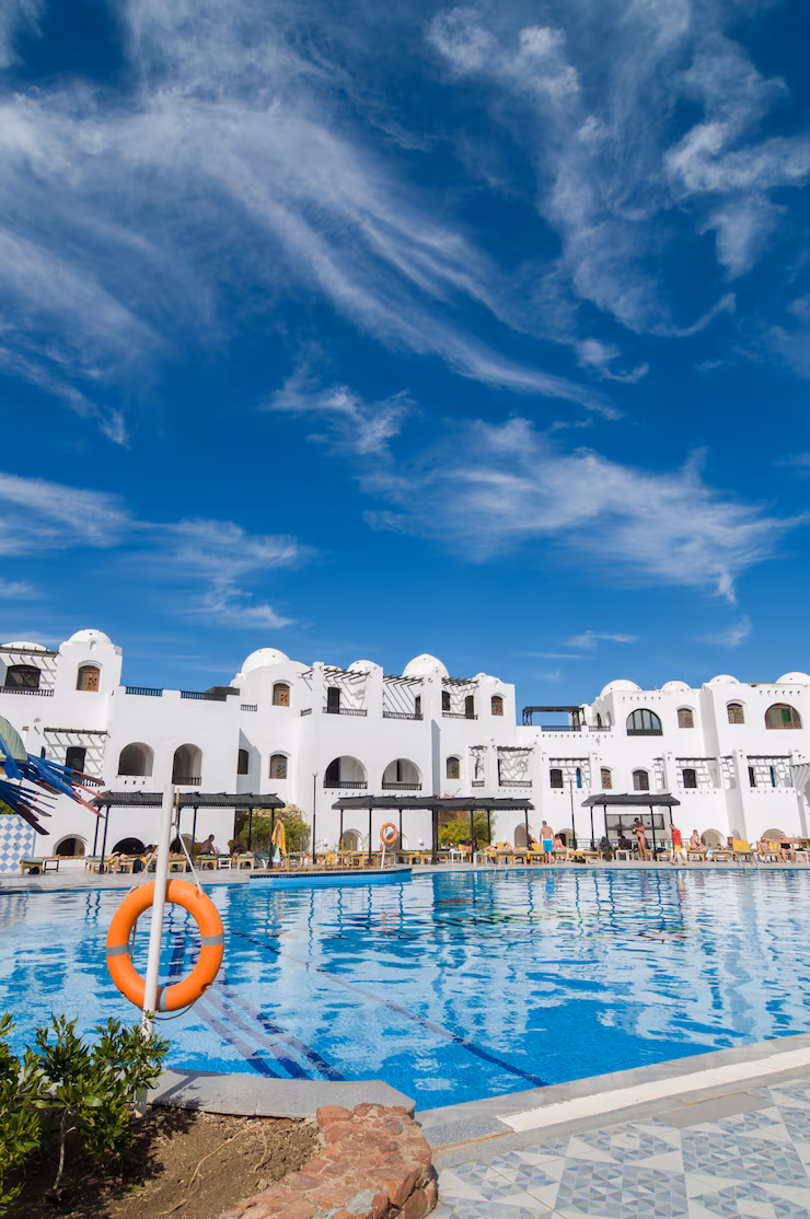 tourists-hurghada-hotel_1385-3181